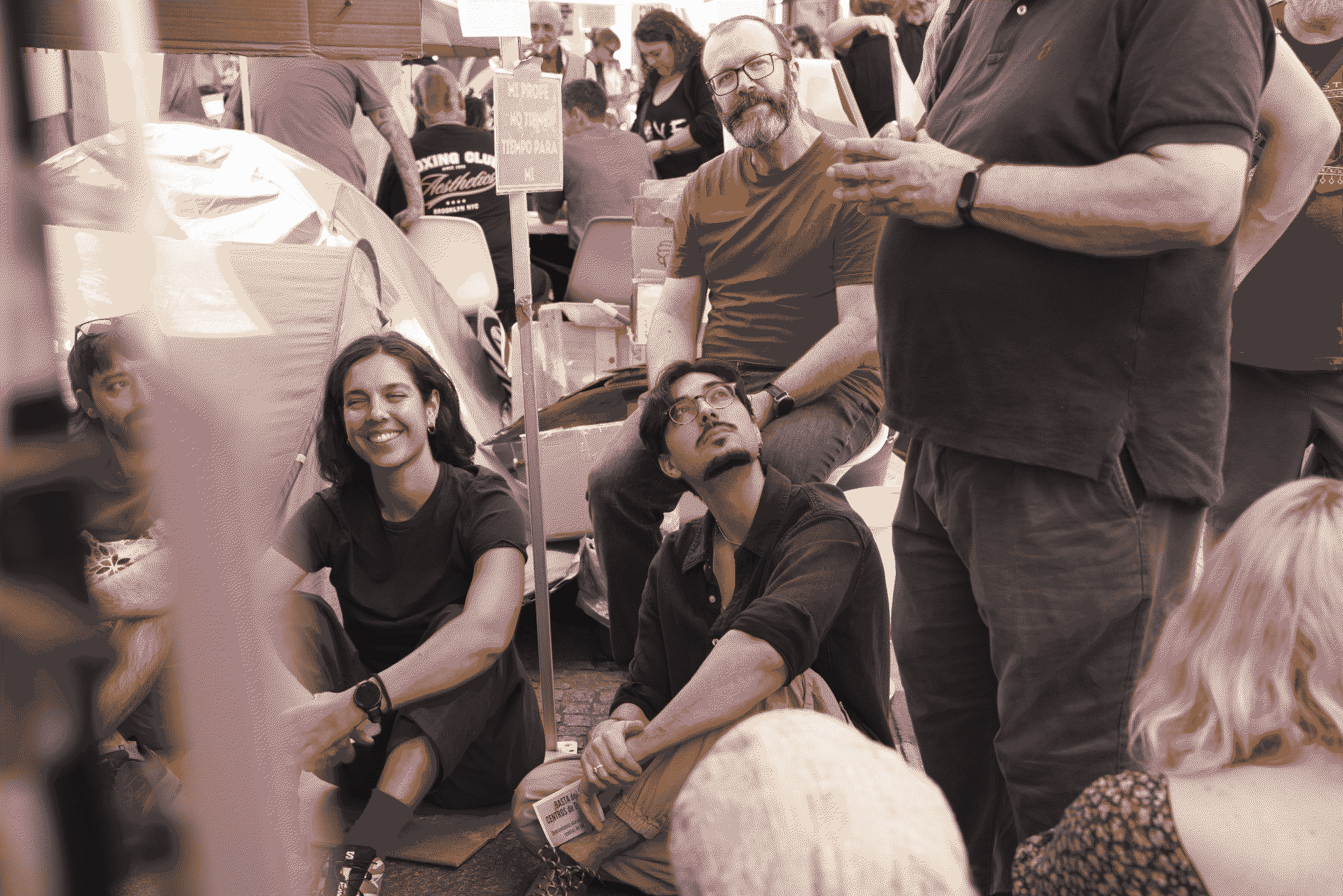Charlando en la plaza de Sol sobre «Centros de datos y vivienda en el puzzle especulativo» – Acampada por la vivienda en Madrid